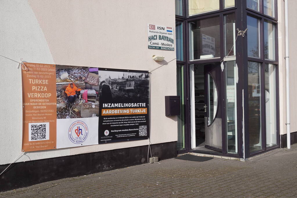 Verkoop van Turkse pizza's om geld op te halen voor aardbevingsslachtoffers