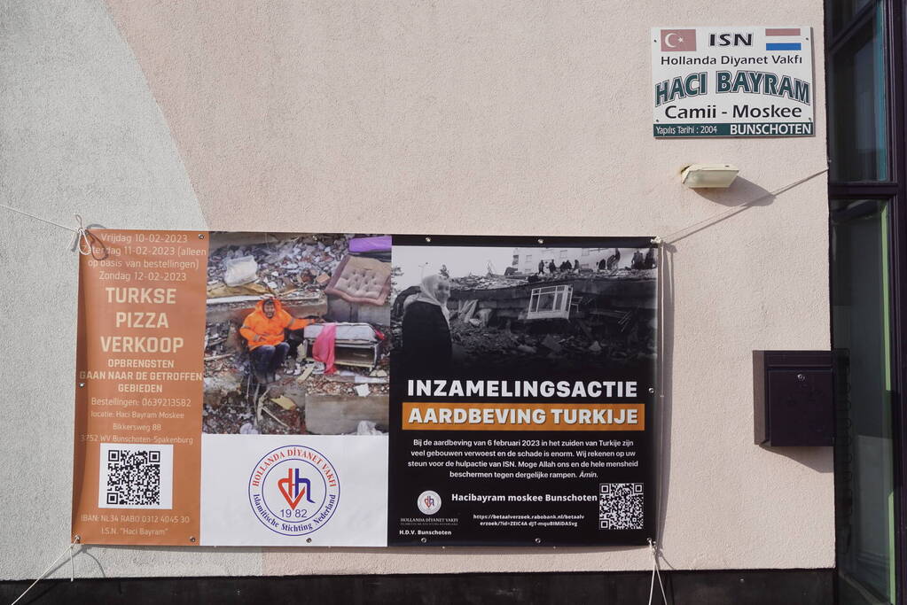 Verkoop van Turkse pizza's om geld op te halen voor aardbevingsslachtoffers