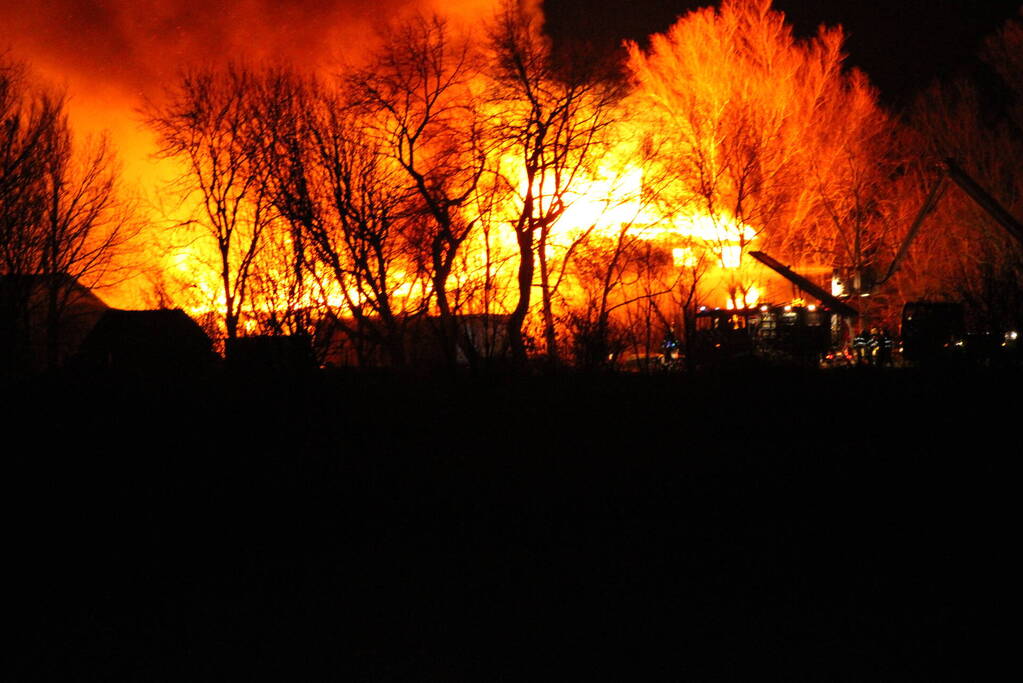 Boerderij en schuur verwoest door brand