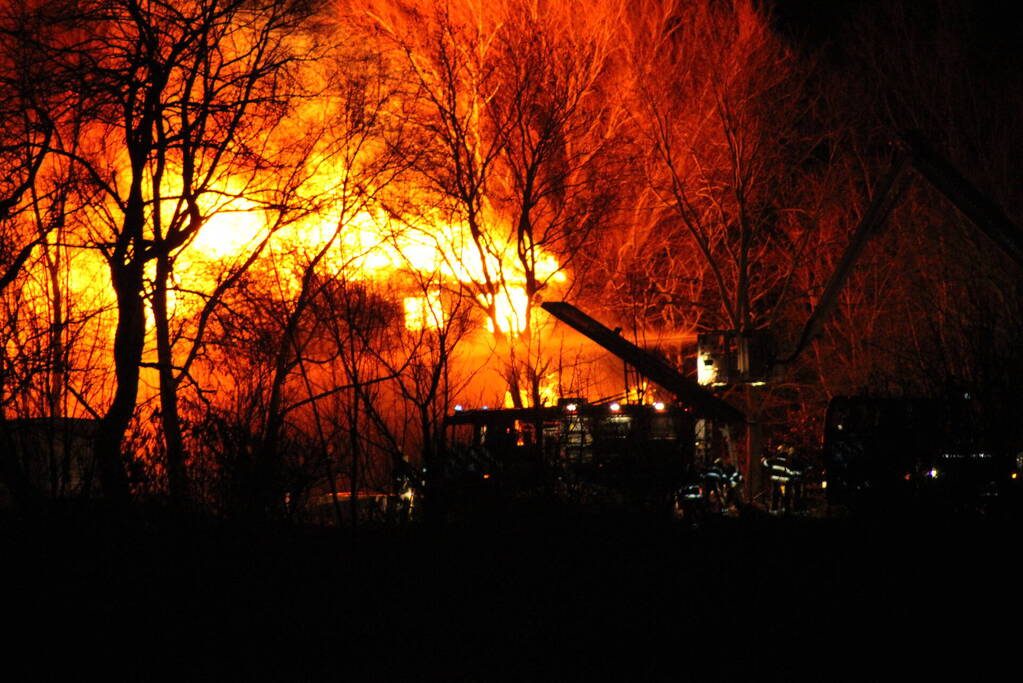 Boerderij en schuur verwoest door brand