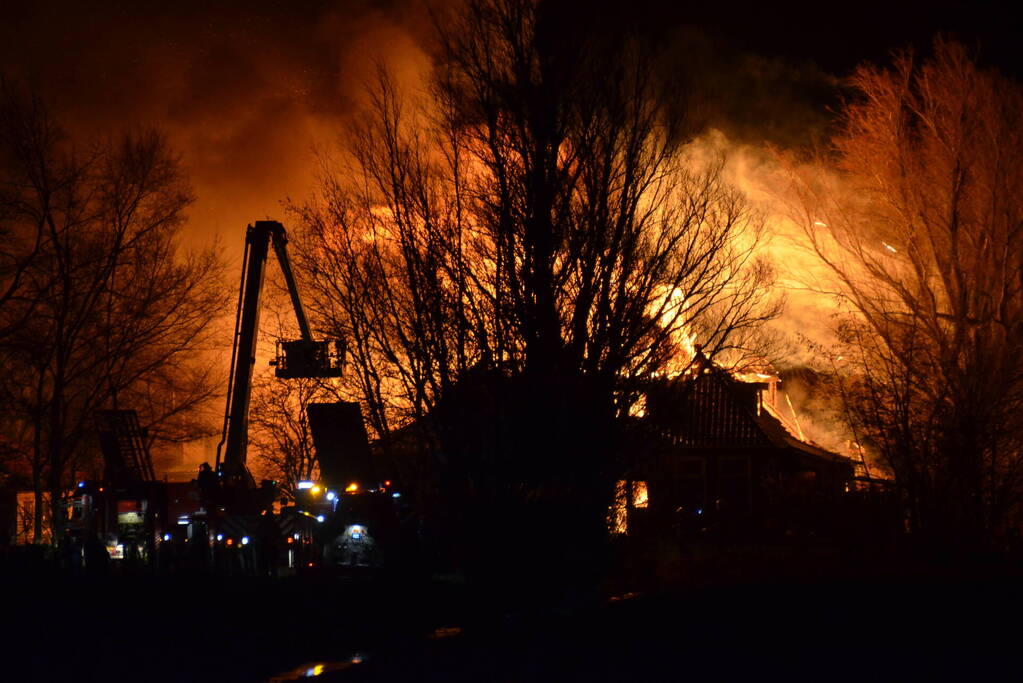 Boerderij en schuur verwoest door brand