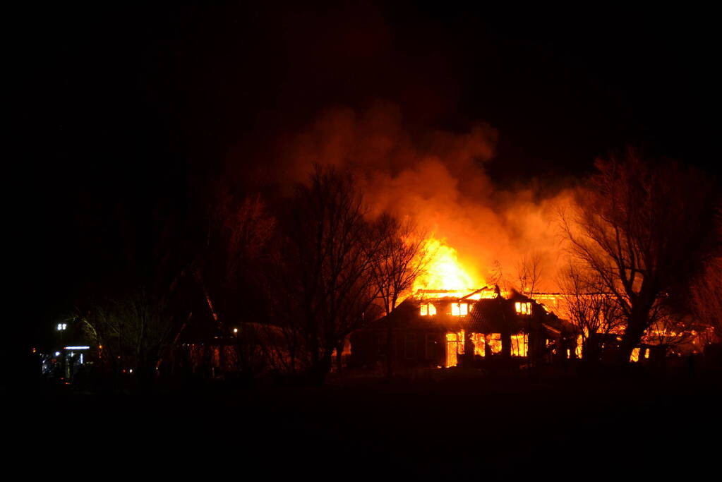Boerderij en schuur verwoest door brand