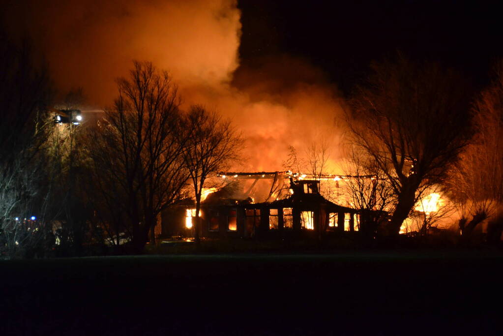 Boerderij en schuur verwoest door brand