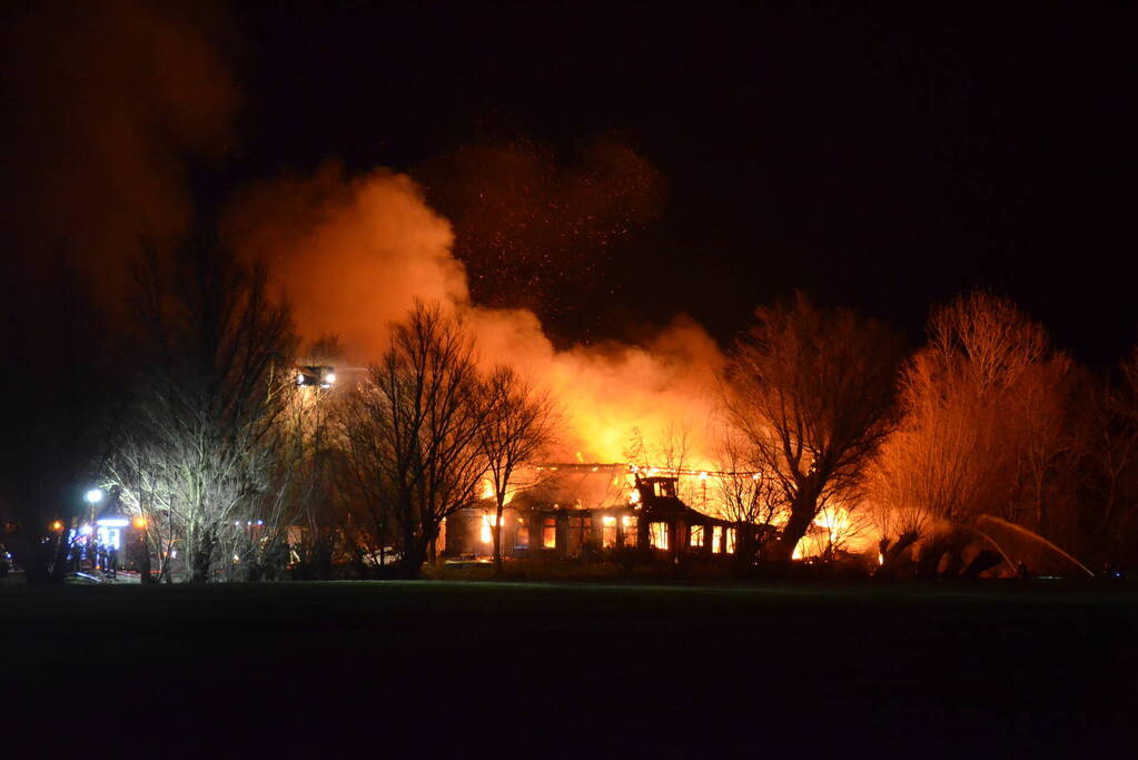 Boerderij en schuur verwoest door brand