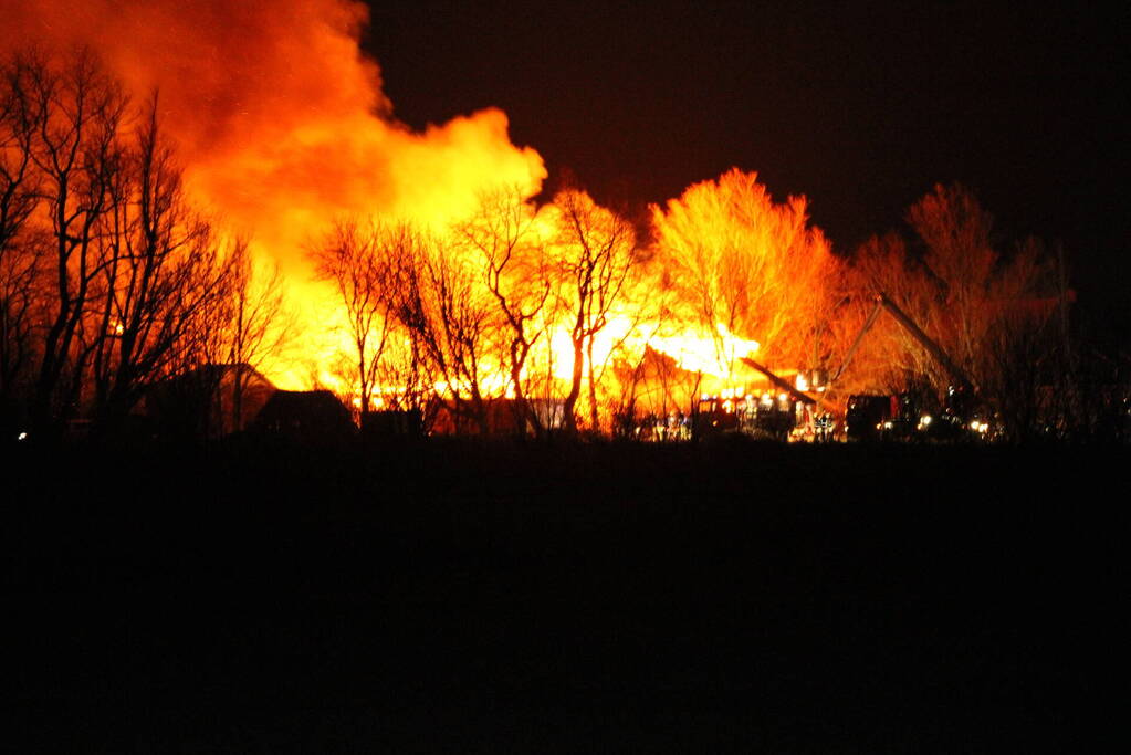 Boerderij en schuur verwoest door brand