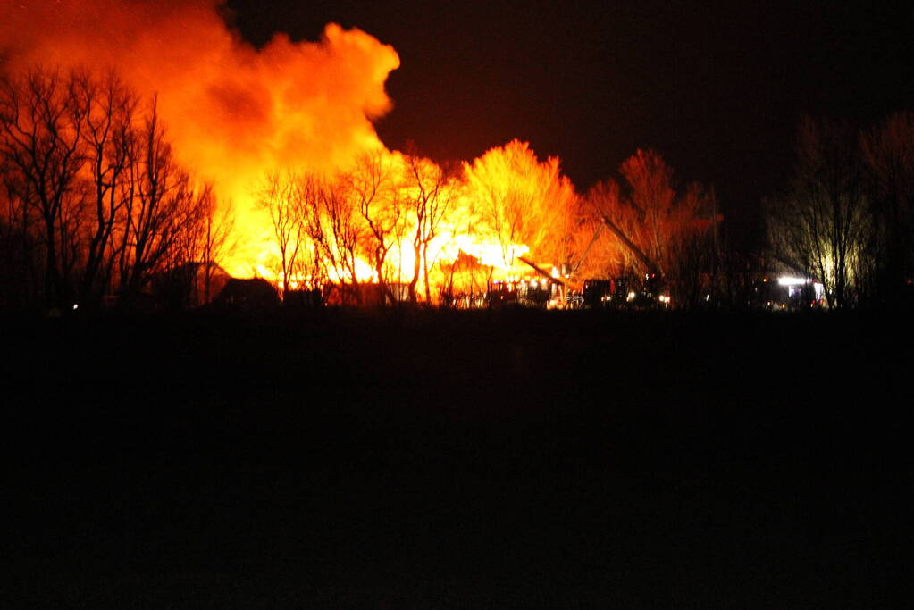 Boerderij en schuur verwoest door brand