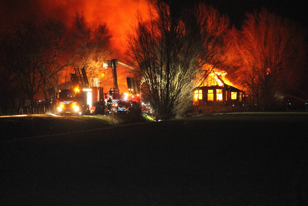 Boerderij en schuur verwoest door brand