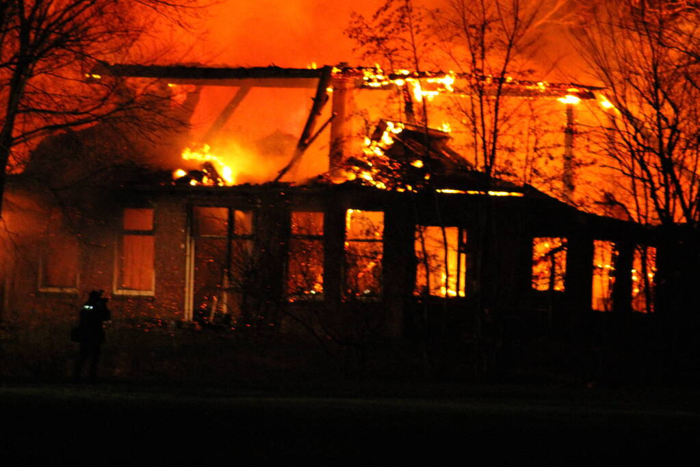 Boerderij en schuur verwoest door brand