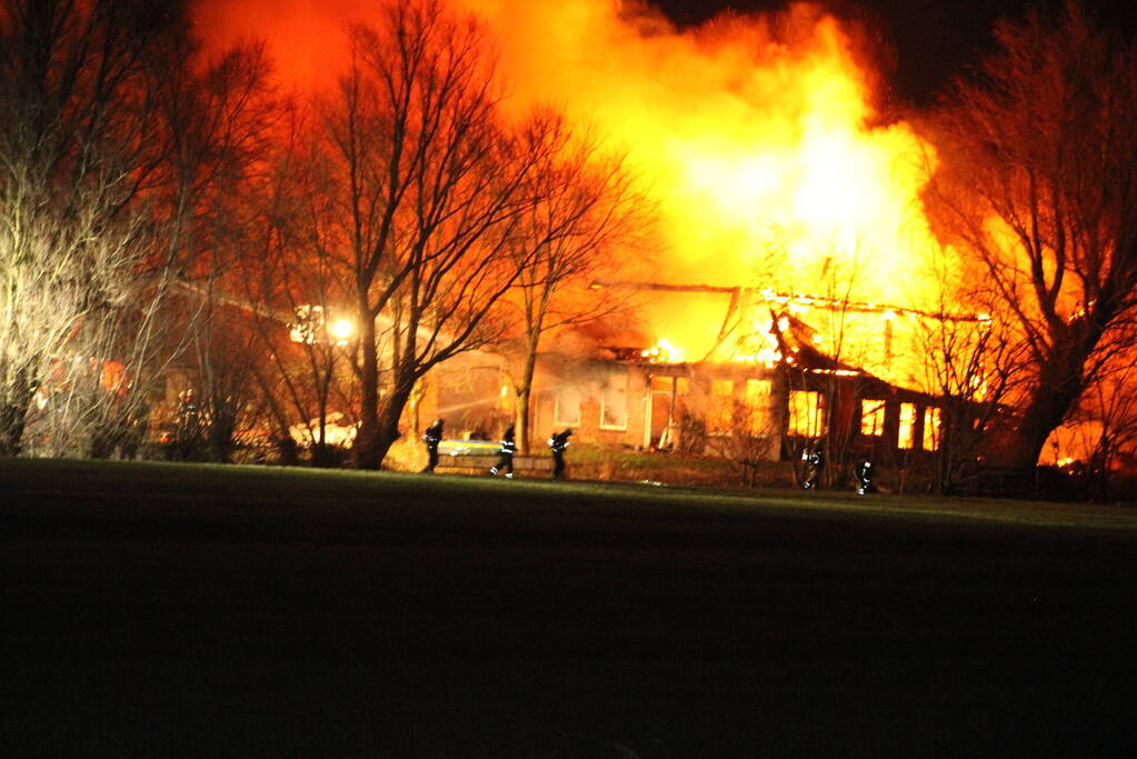 Boerderij en schuur verwoest door brand