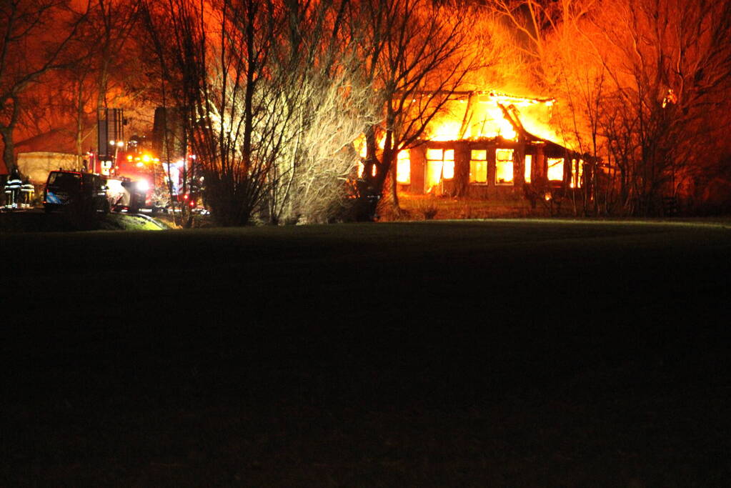 Boerderij en schuur verwoest door brand