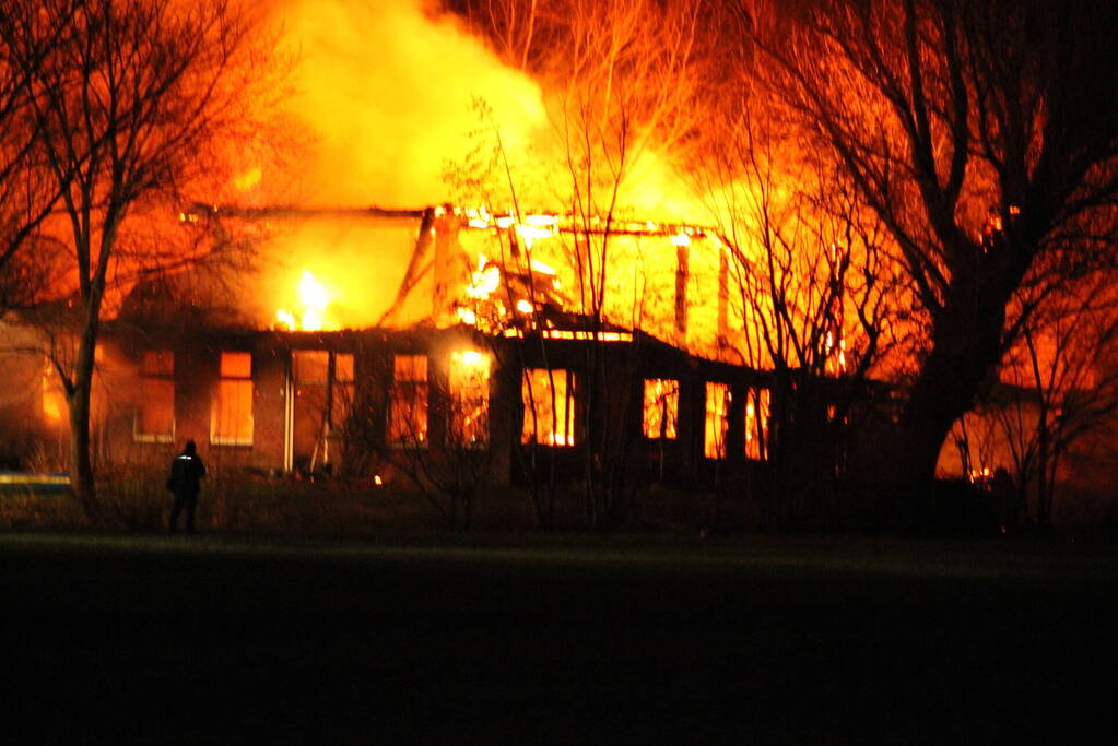 Boerderij en schuur verwoest door brand