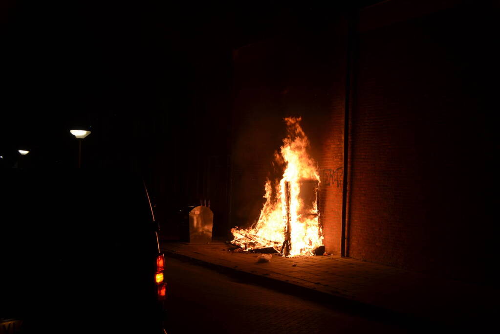 Grofvuil tegen woning in brand gestoken