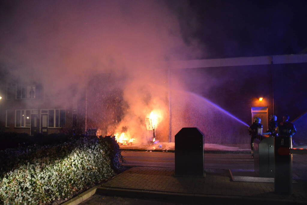 Grofvuil tegen woning in brand gestoken