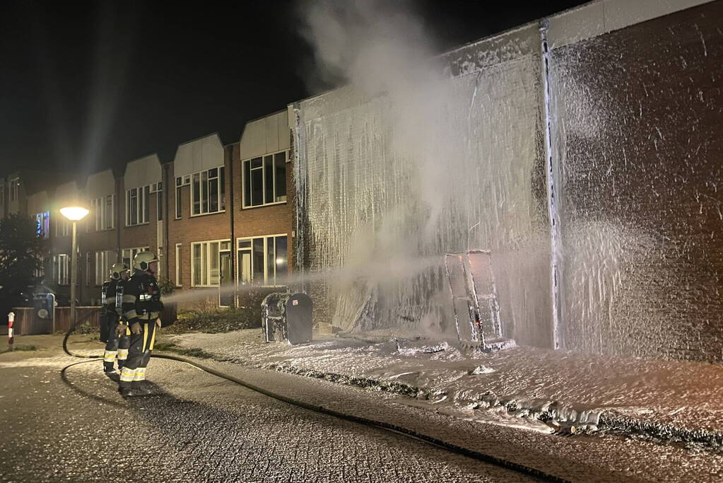 Grofvuil tegen woning in brand gestoken