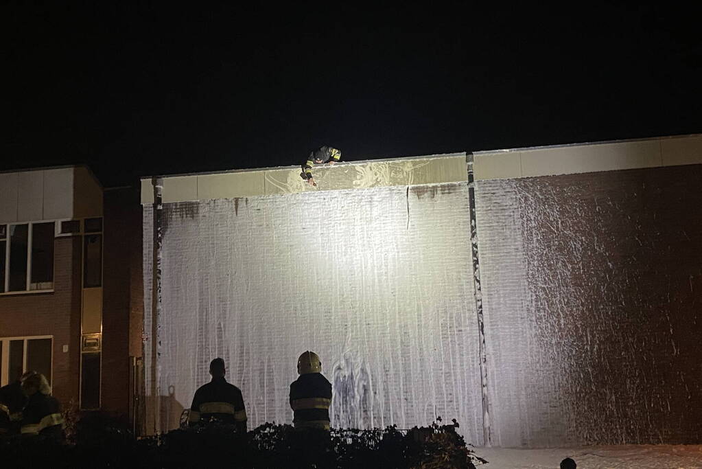 Grofvuil tegen woning in brand gestoken