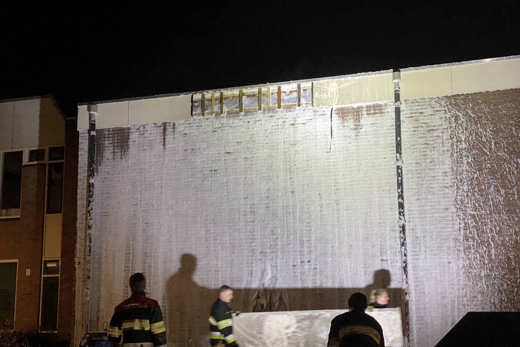 Grofvuil tegen woning in brand gestoken