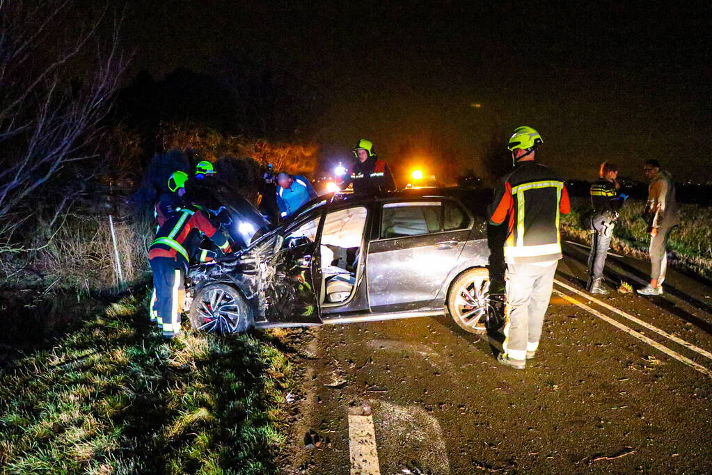 Automobilist slaat meerdere malen over de kop