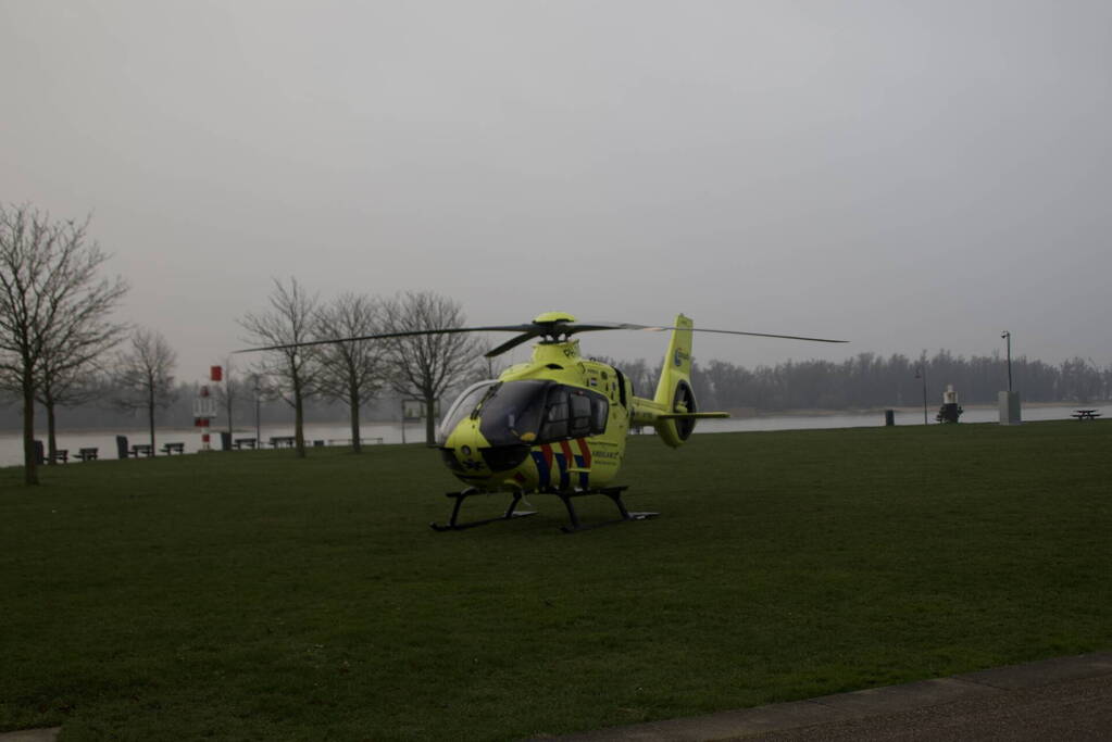 Traumahelikopter ingezet voor persoon te water