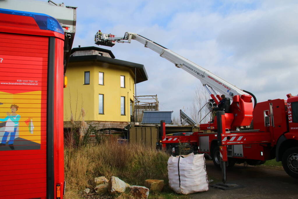 Beginnende dakbrand snel onder controle