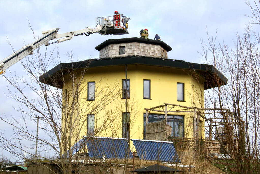 Beginnende dakbrand snel onder controle