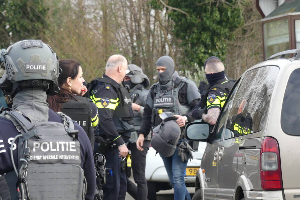 Arrestatieteam valt woonwagenkamp binnen na schietpartij