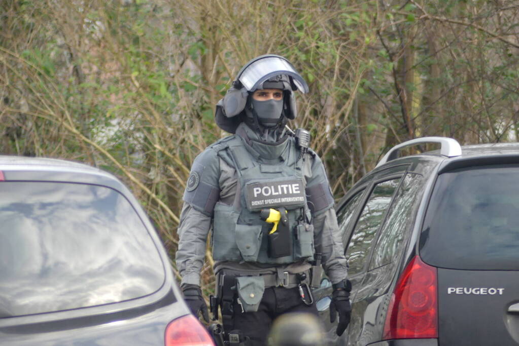 Arrestatieteam valt woonwagenkamp binnen na schietpartij