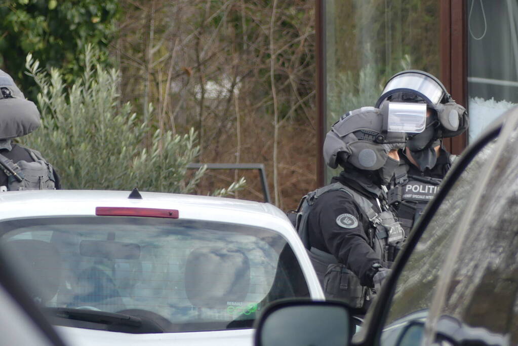 Arrestatieteam valt woonwagenkamp binnen na schietpartij