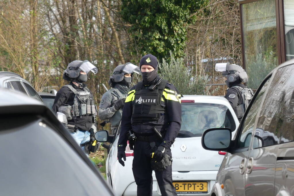 Arrestatieteam valt woonwagenkamp binnen na schietpartij