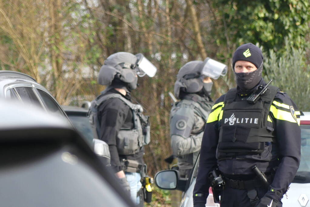 Arrestatieteam valt woonwagenkamp binnen na schietpartij