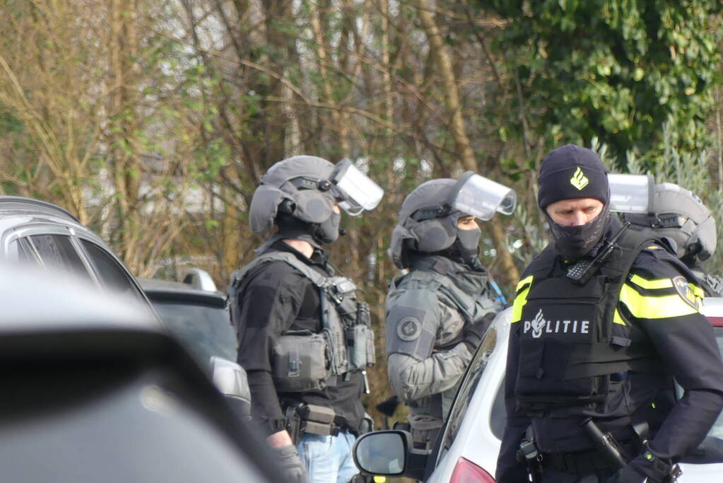 Arrestatieteam valt woonwagenkamp binnen na schietpartij