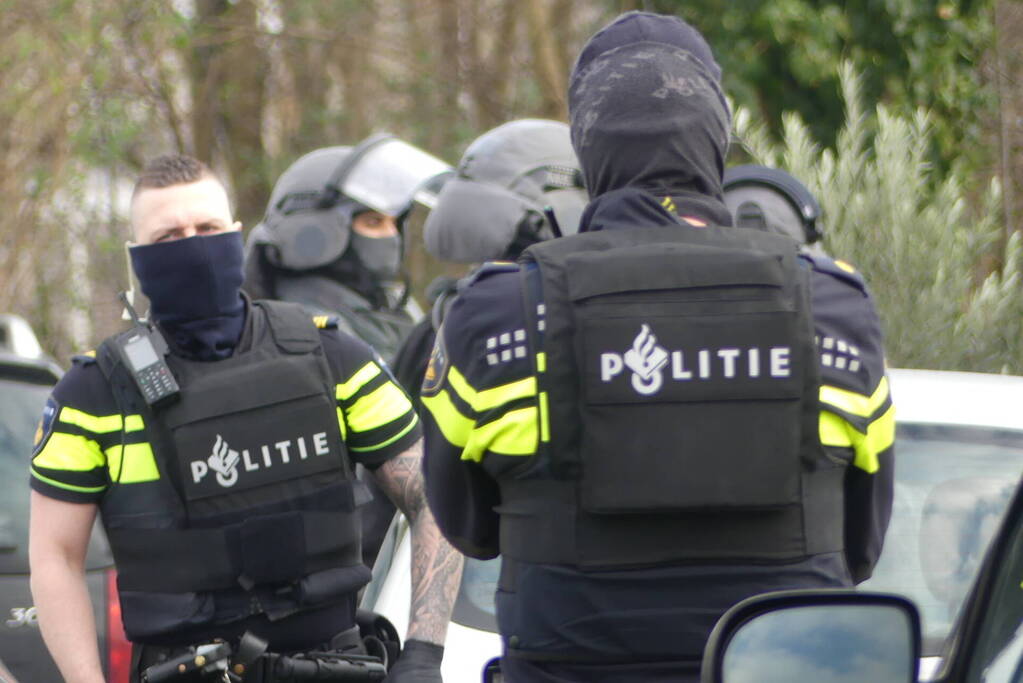 Arrestatieteam valt woonwagenkamp binnen na schietpartij