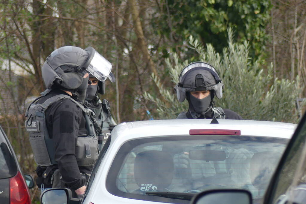 Arrestatieteam valt woonwagenkamp binnen na schietpartij