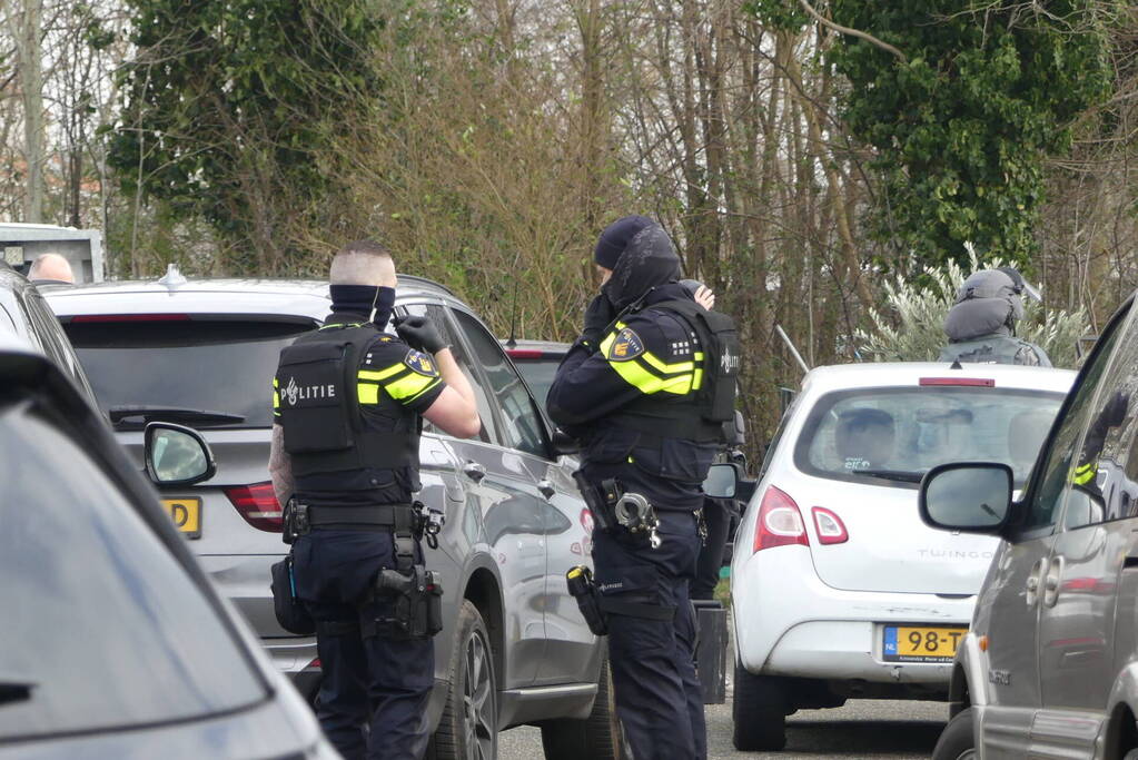 Arrestatieteam valt woonwagenkamp binnen na schietpartij