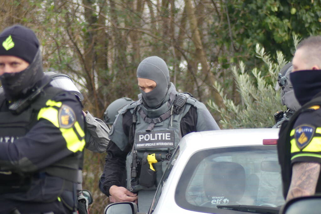 Arrestatieteam valt woonwagenkamp binnen na schietpartij