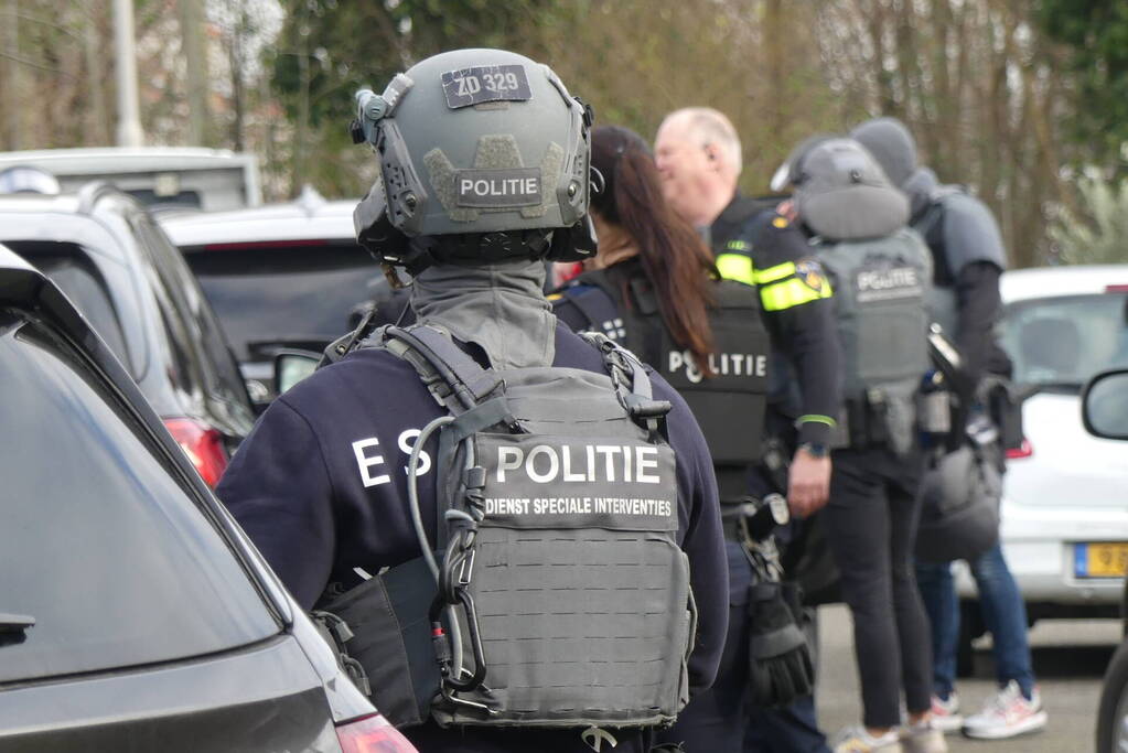 Arrestatieteam valt woonwagenkamp binnen na schietpartij