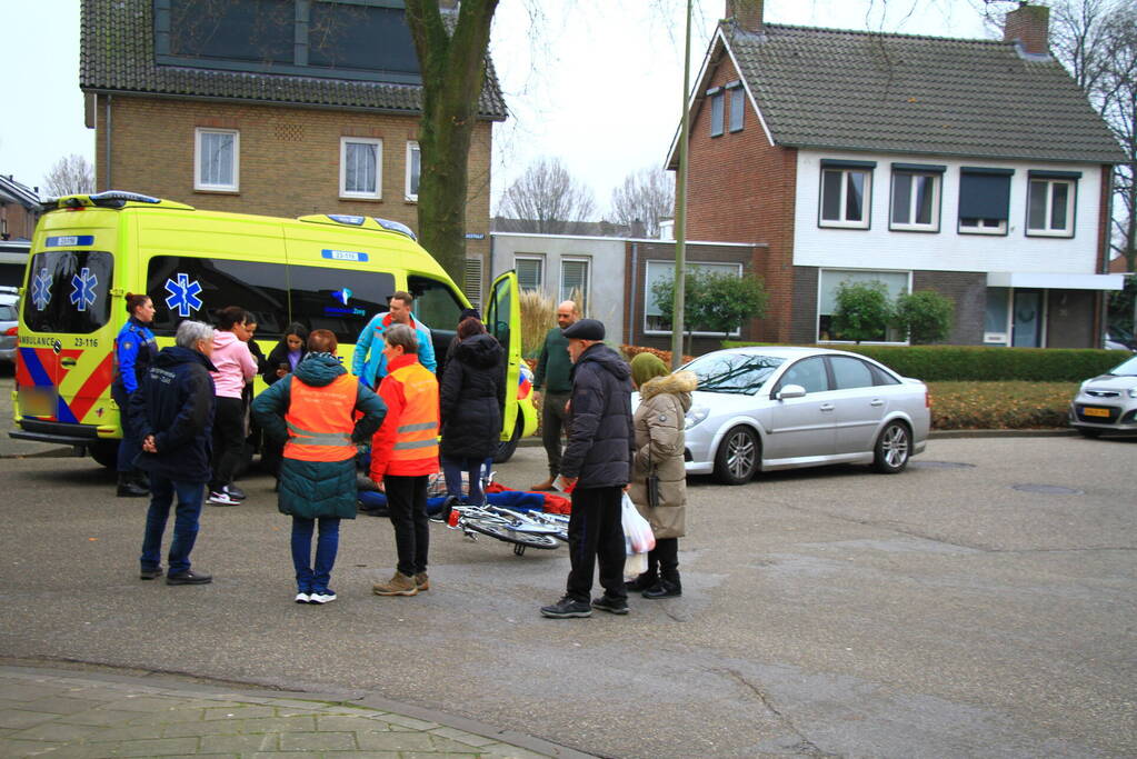 Meisje op fiets aangereden door auto