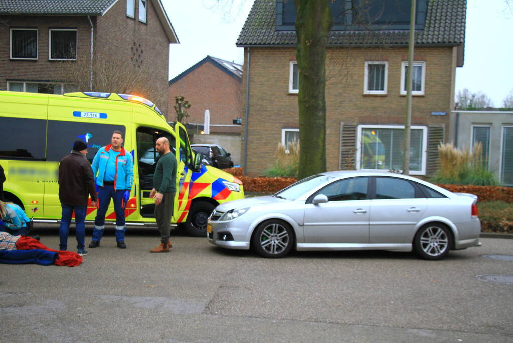 Meisje op fiets aangereden door auto