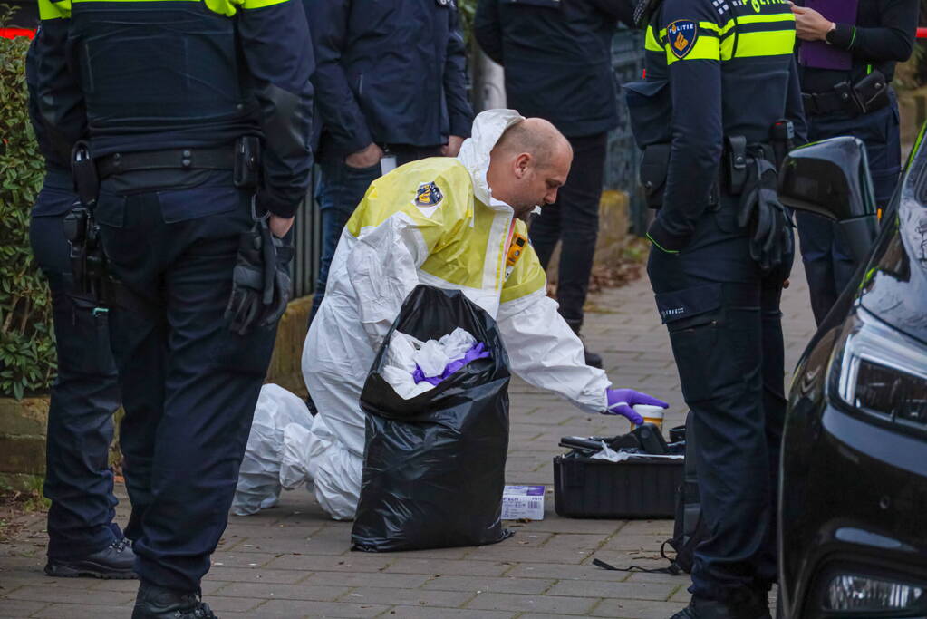Forensische opsporing doet onderzoek in woning