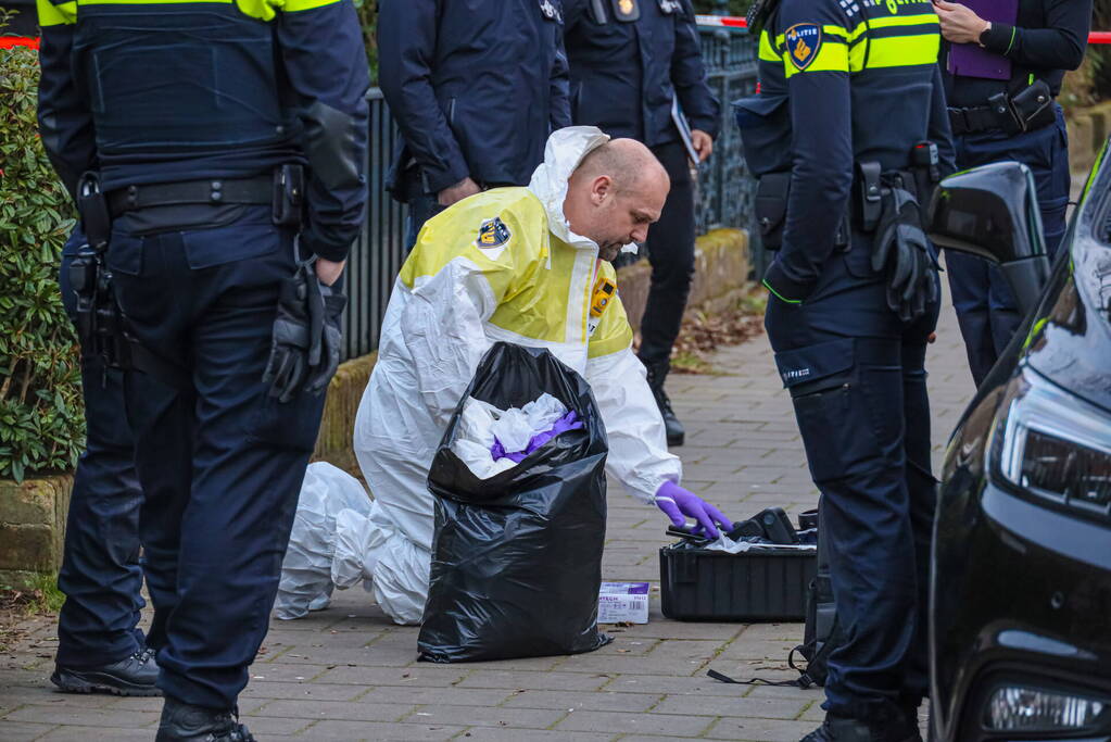 Forensische opsporing doet onderzoek in woning