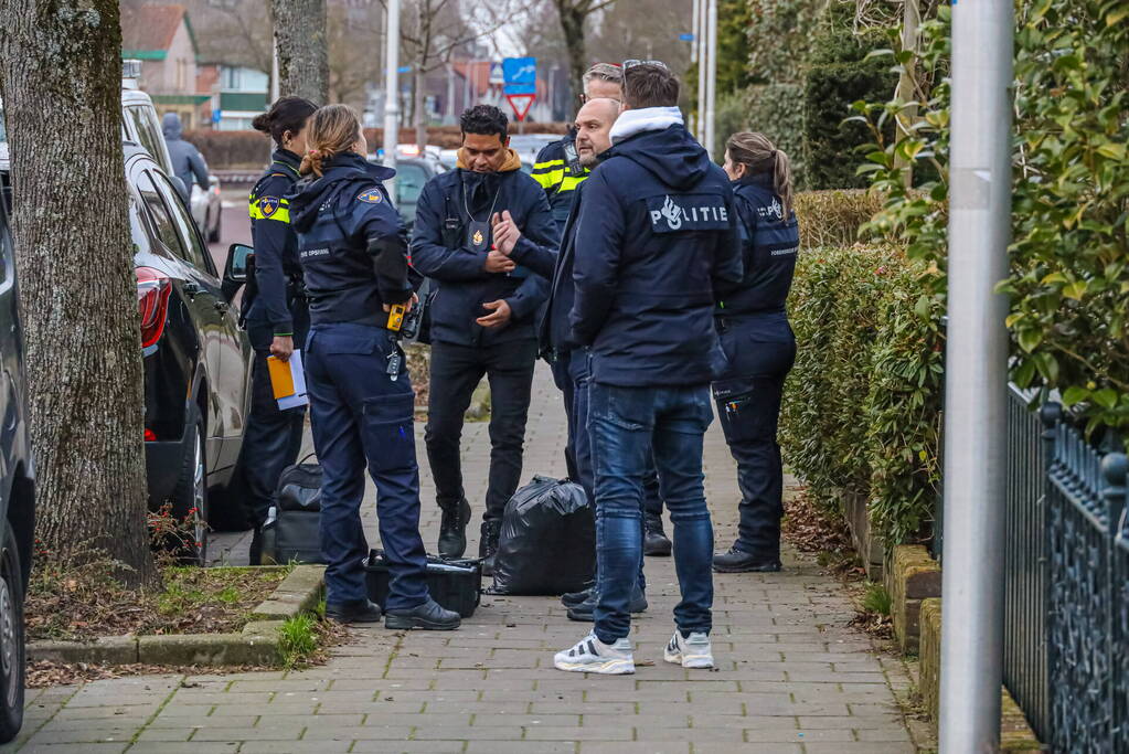 Forensische opsporing doet onderzoek in woning