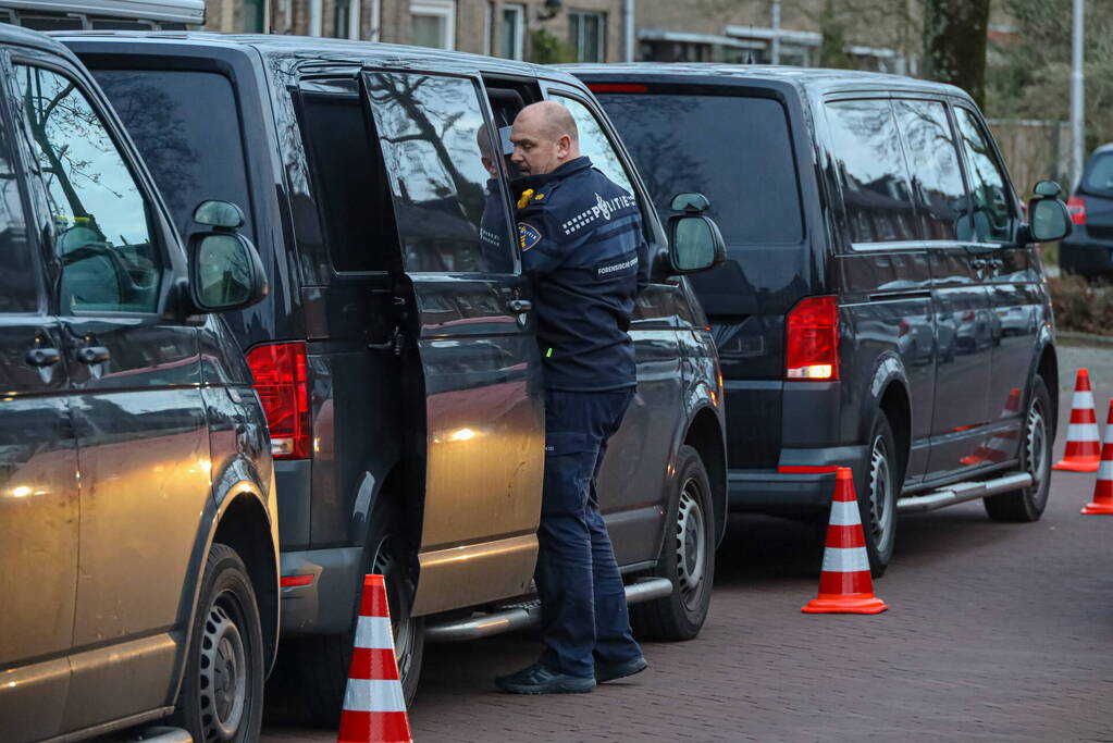 Forensische opsporing doet onderzoek in woning