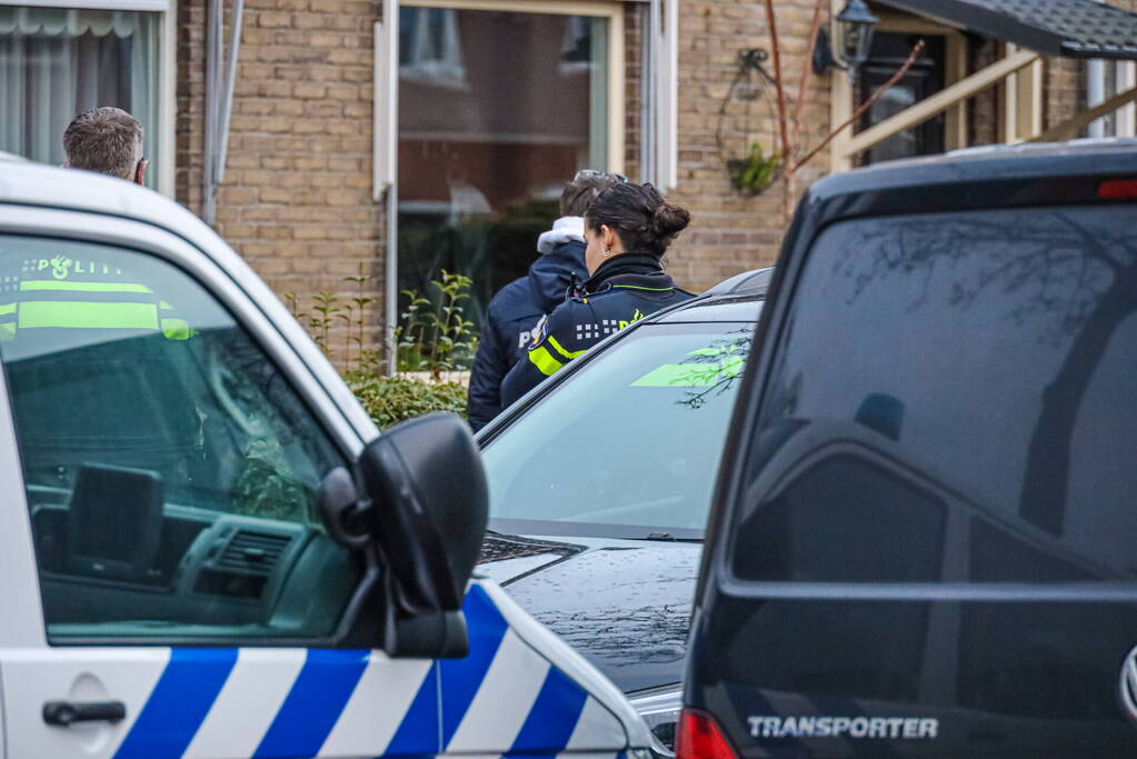 Forensische opsporing doet onderzoek in woning