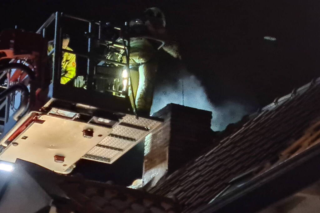 Schoorsteenbrand bij woning in binnenstad
