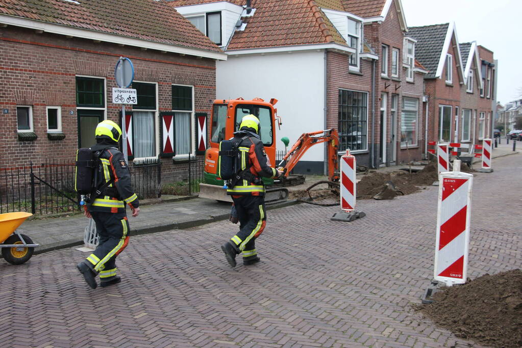 Aannemer plakt gasleiding dicht met plakband