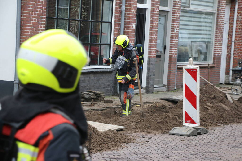 Aannemer plakt gasleiding dicht met plakband