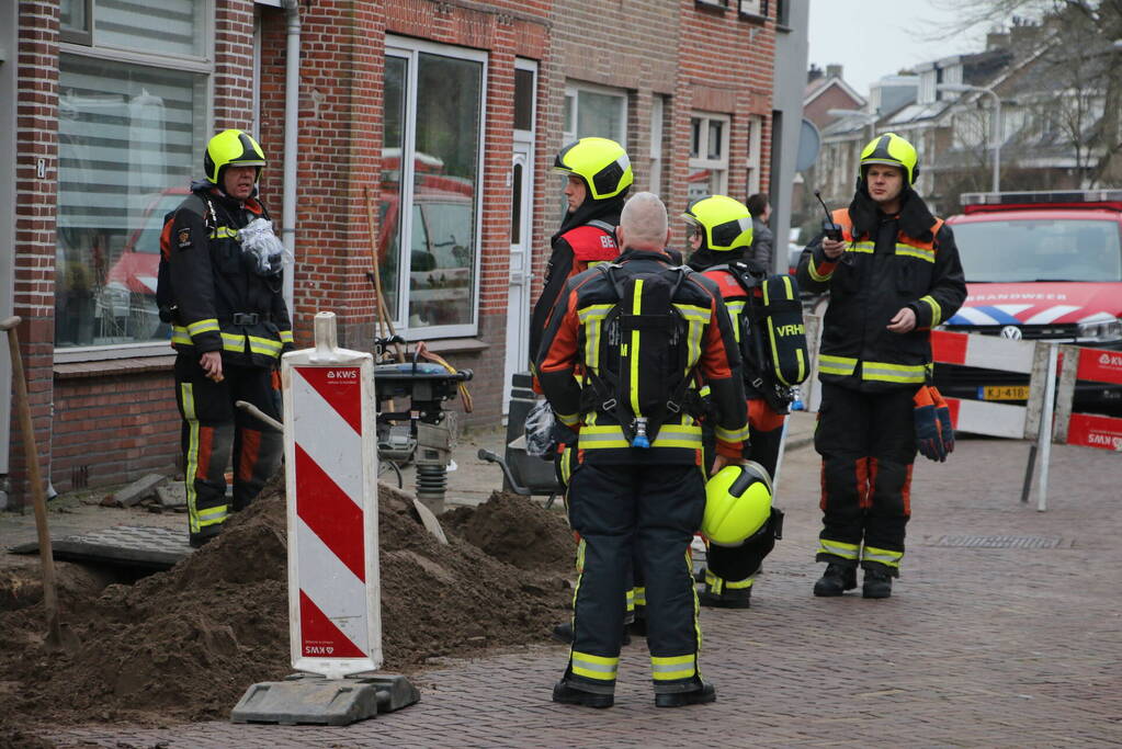 Aannemer plakt gasleiding dicht met plakband