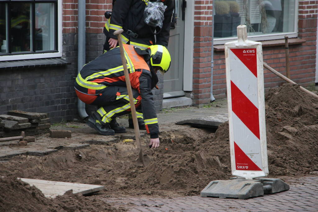 Aannemer plakt gasleiding dicht met plakband