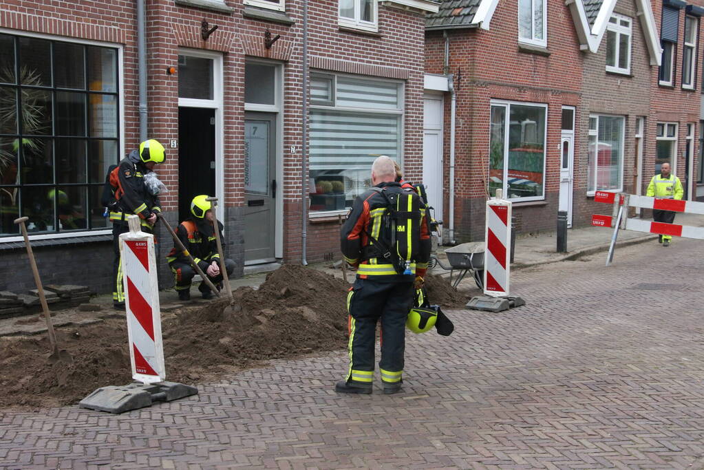 Aannemer plakt gasleiding dicht met plakband