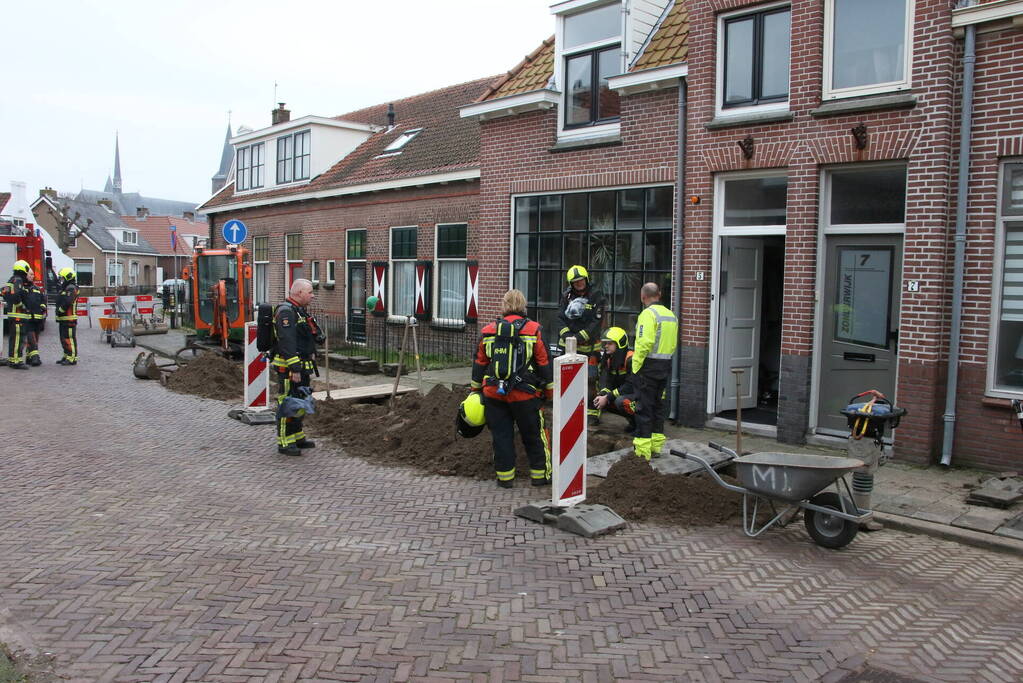 Aannemer plakt gasleiding dicht met plakband