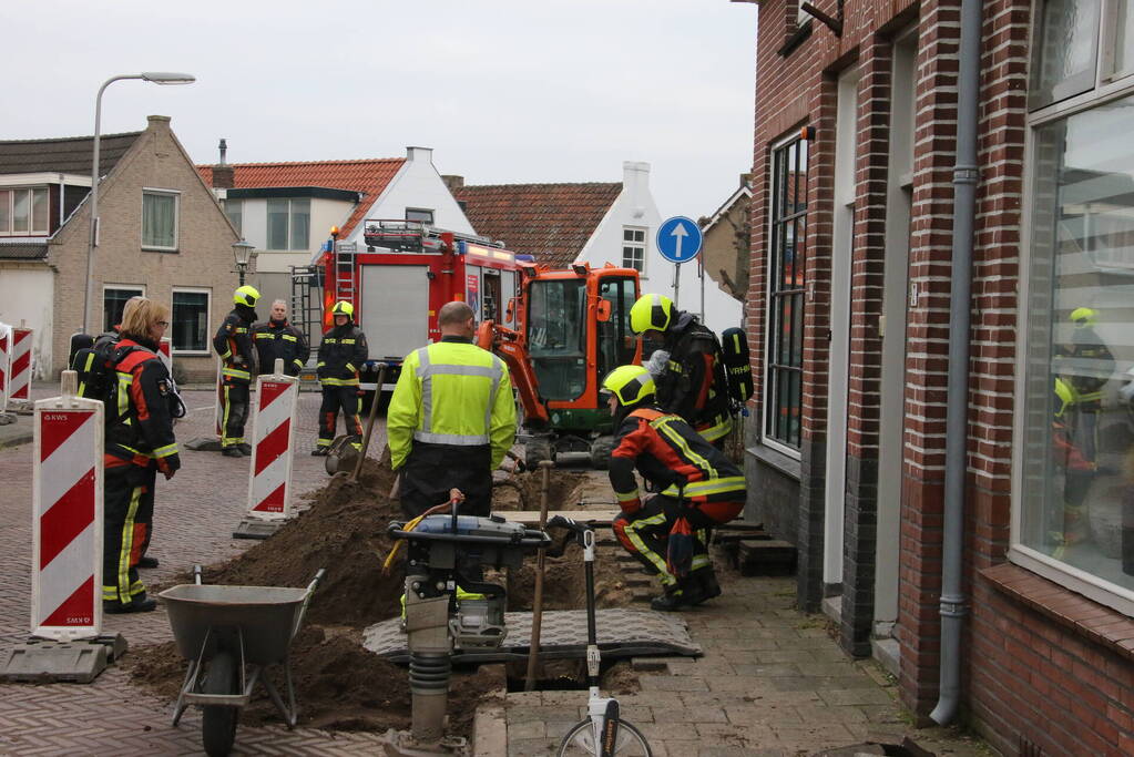 Aannemer plakt gasleiding dicht met plakband